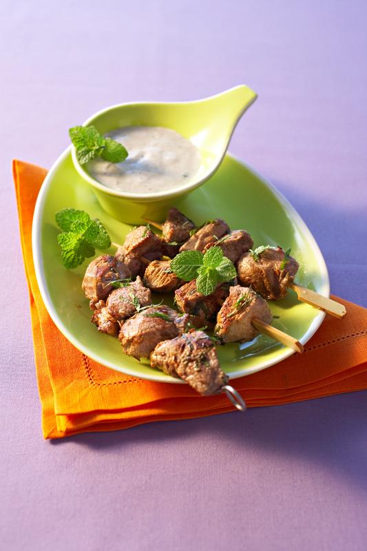 Mini brochette d’agneau sauce yaourt, menthe et ail