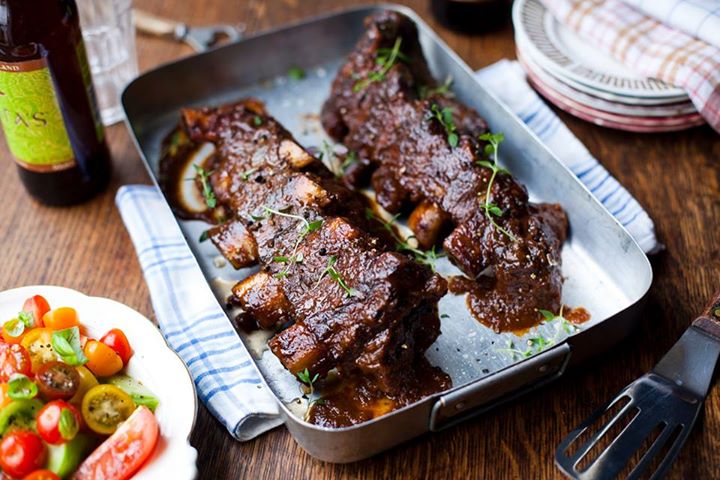 Plats de côtes au barbecue