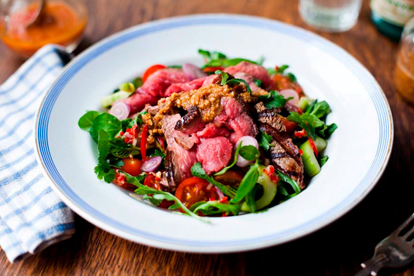 Une salade de bœuf irlandais rôti, sauce asiatique et crème aux cacahuètes