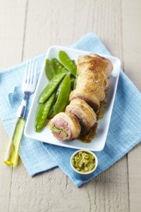 Selle d’agneau roulée au pesto et pois gourmands