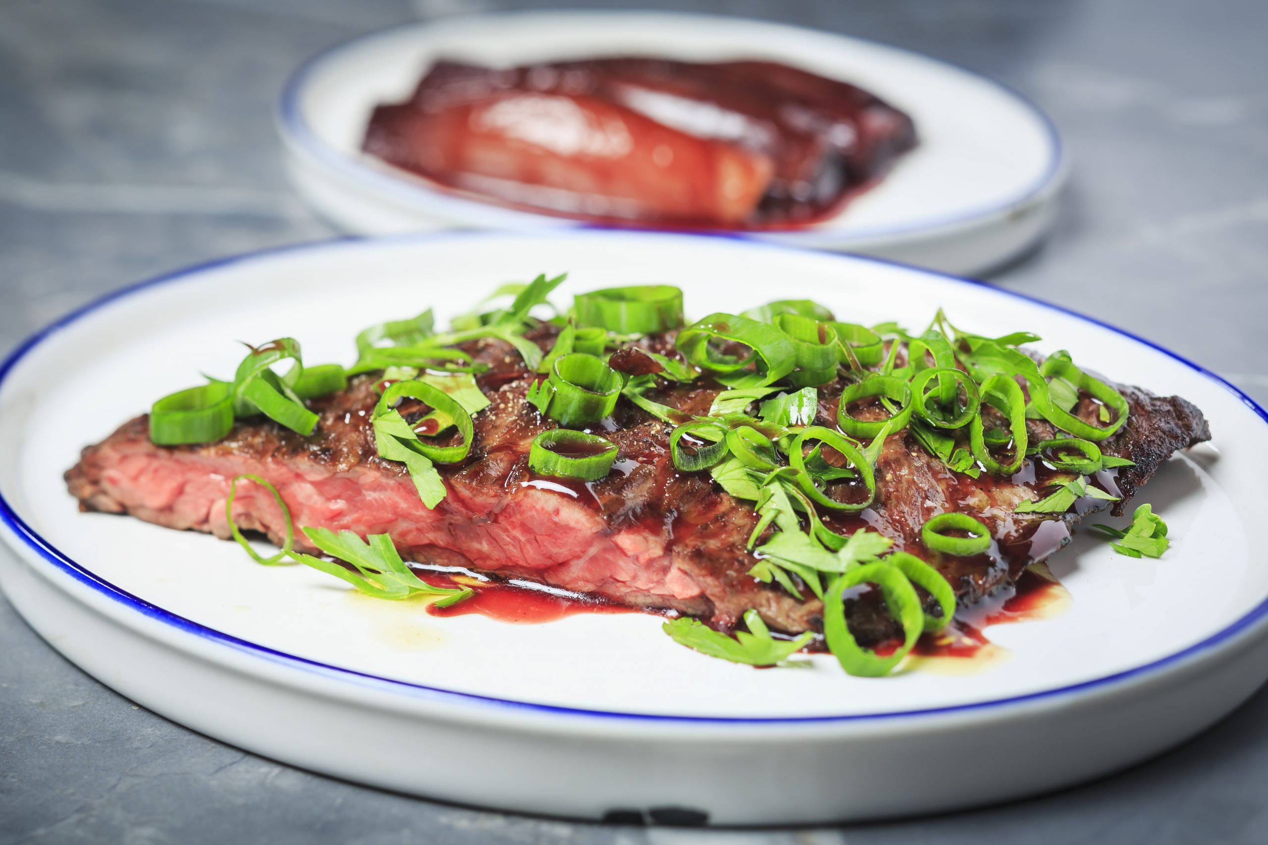 Bavette grillée, échalotes confites au porto