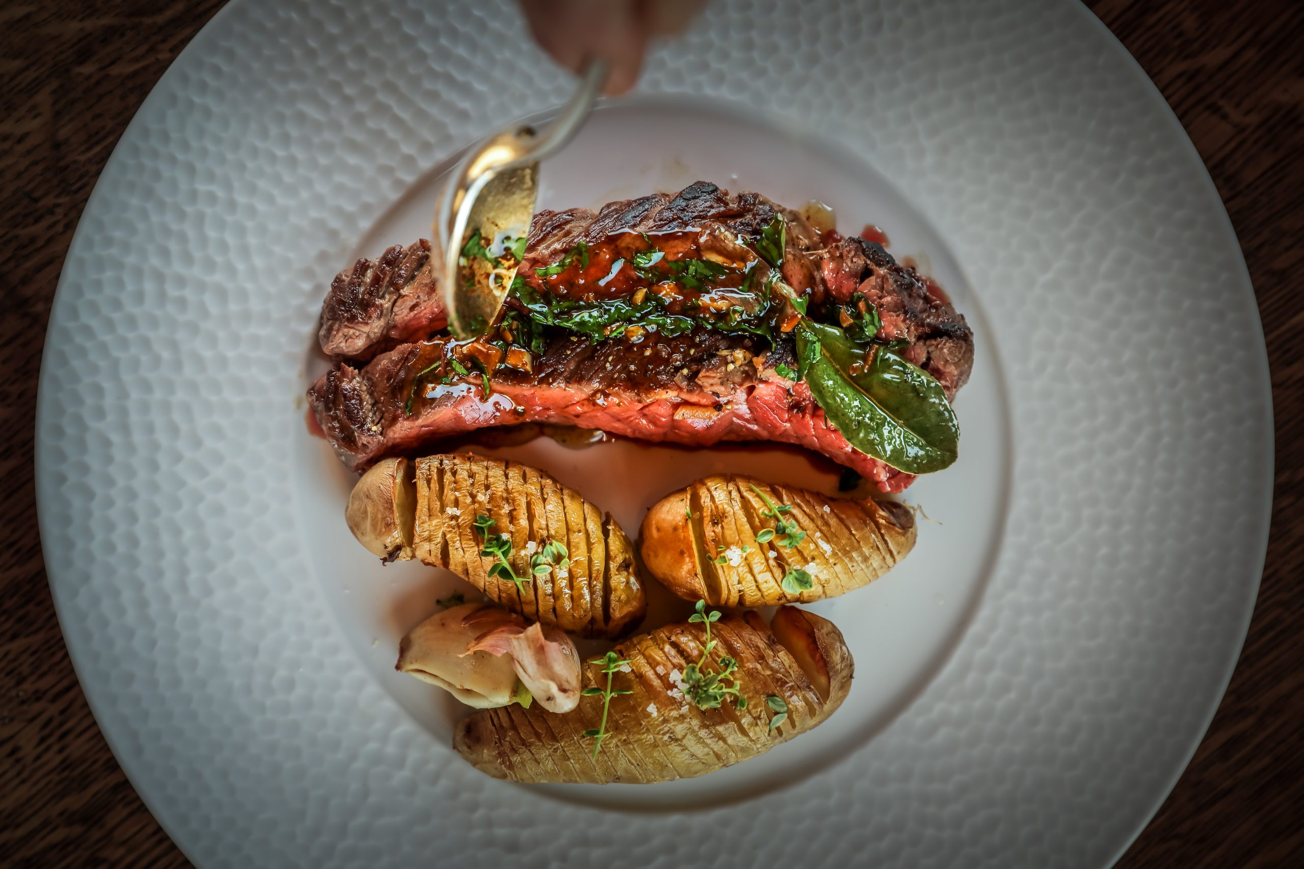 Onglet de bœuf aux pommes de terre hasselback