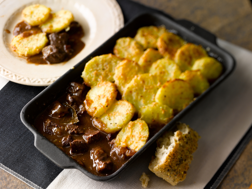 Casserole de bœuf avec garniture de pommes de terre tranchées