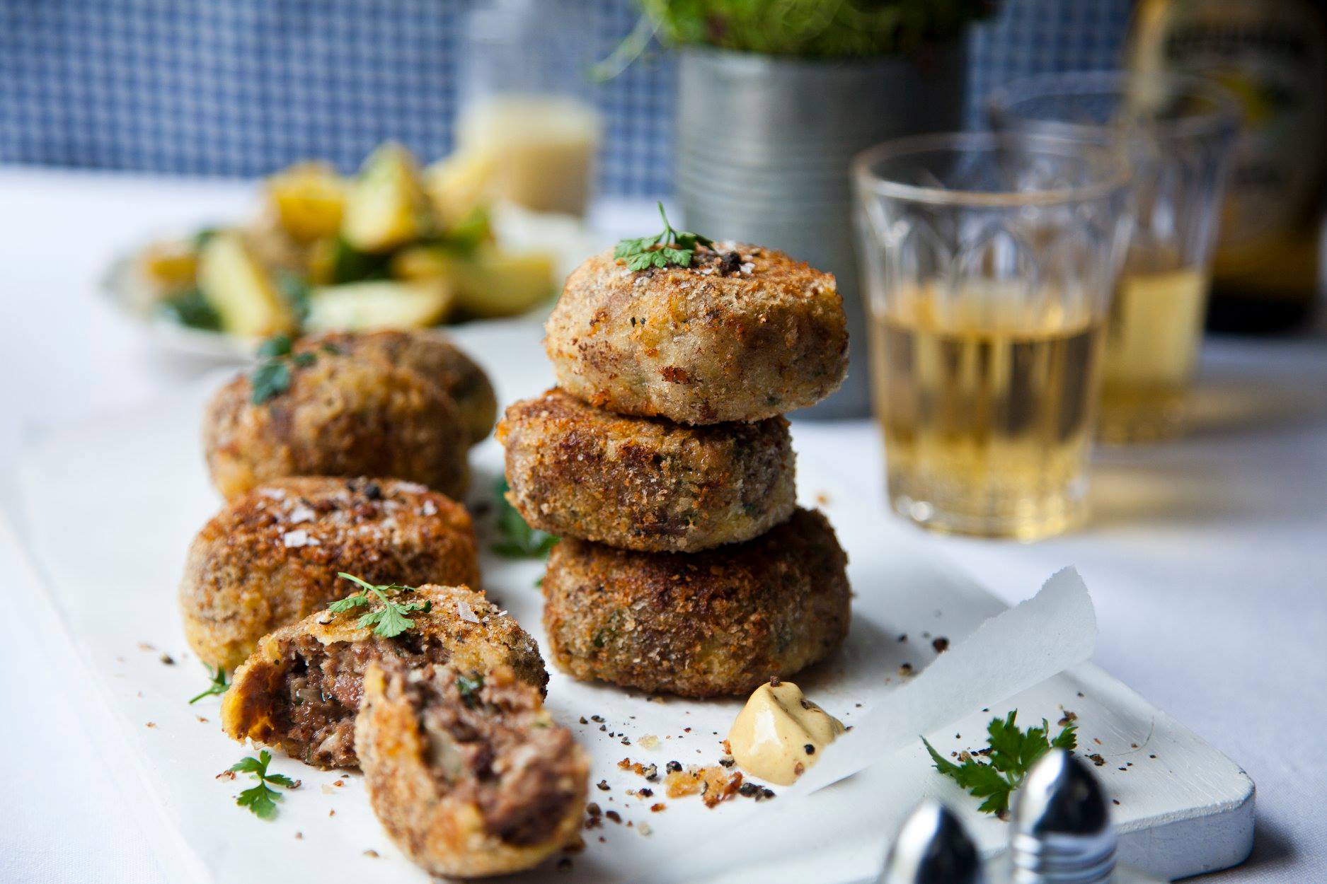 Croquettes de bœuf et salade tiède pommes de terre-épinards