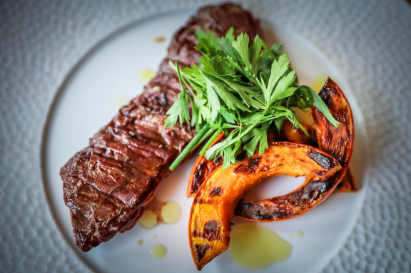 Hampe rôtie avec potiron mariné et salade d’herbes