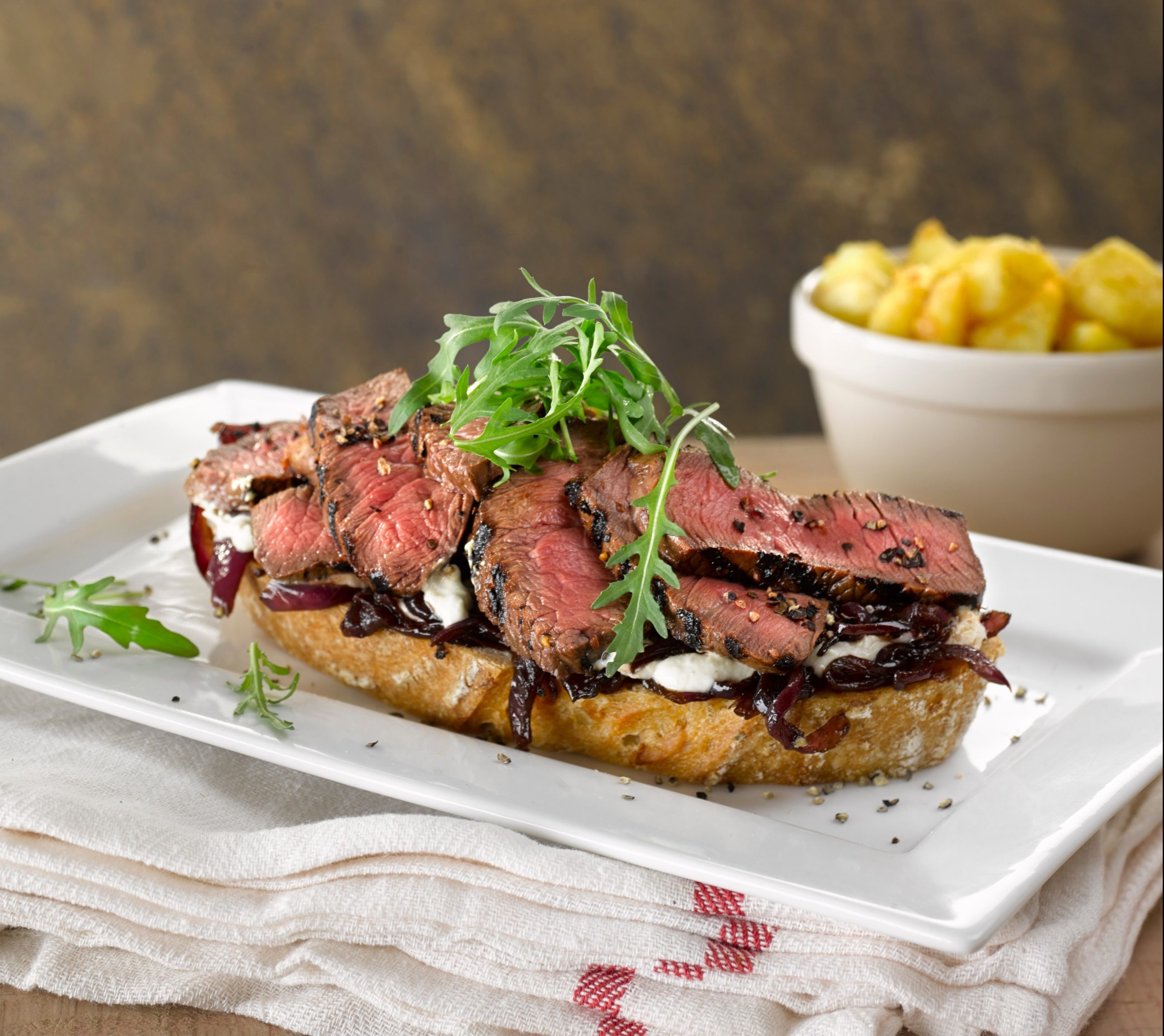 Tranches de steak et leurs oignons caramélisés