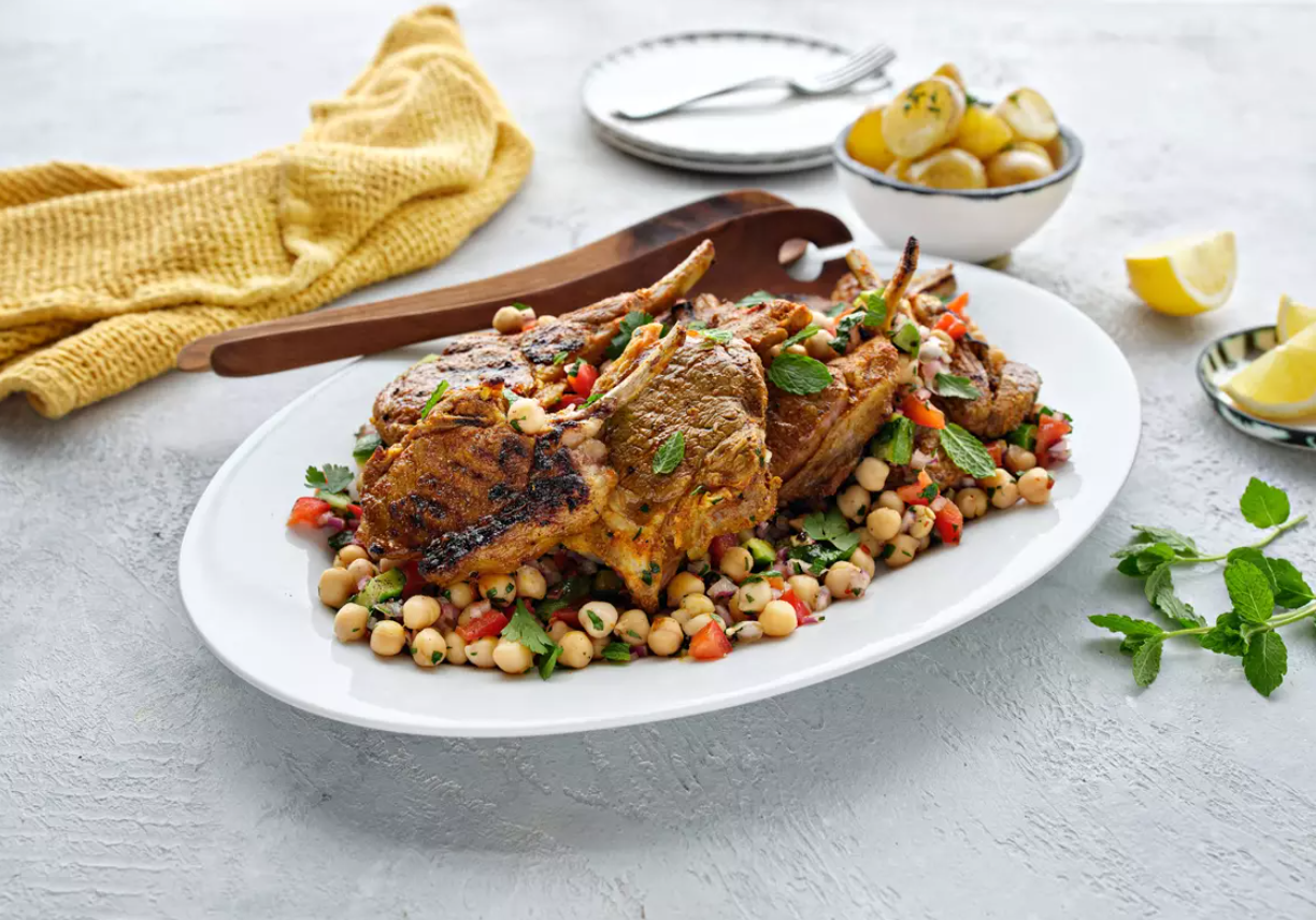 Côtelettes d’agneau épicées et sa salade de pois chiches