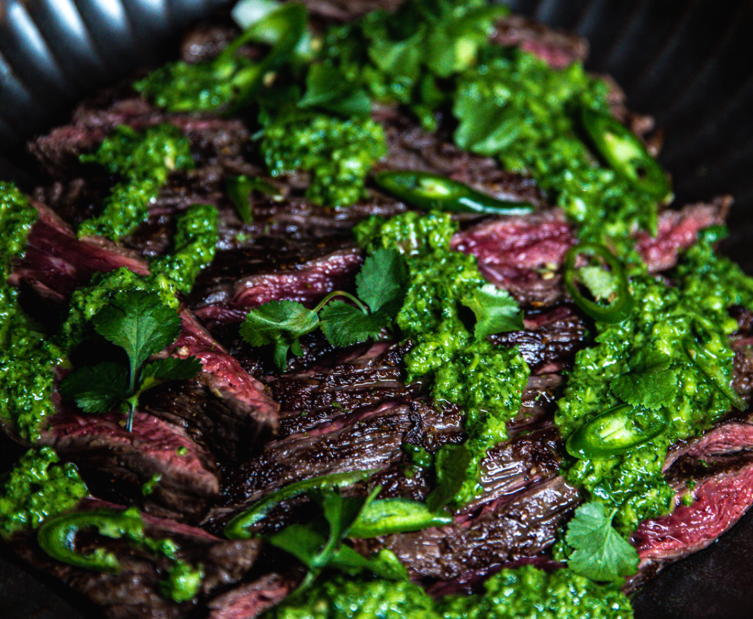 Bavette grillée et sauce chimichurri-persil