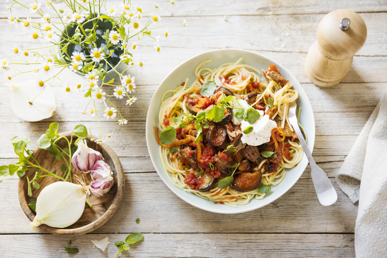 Ragoût d’aubergines au bœuf irlandais, tomates, spaghetti et ricotta