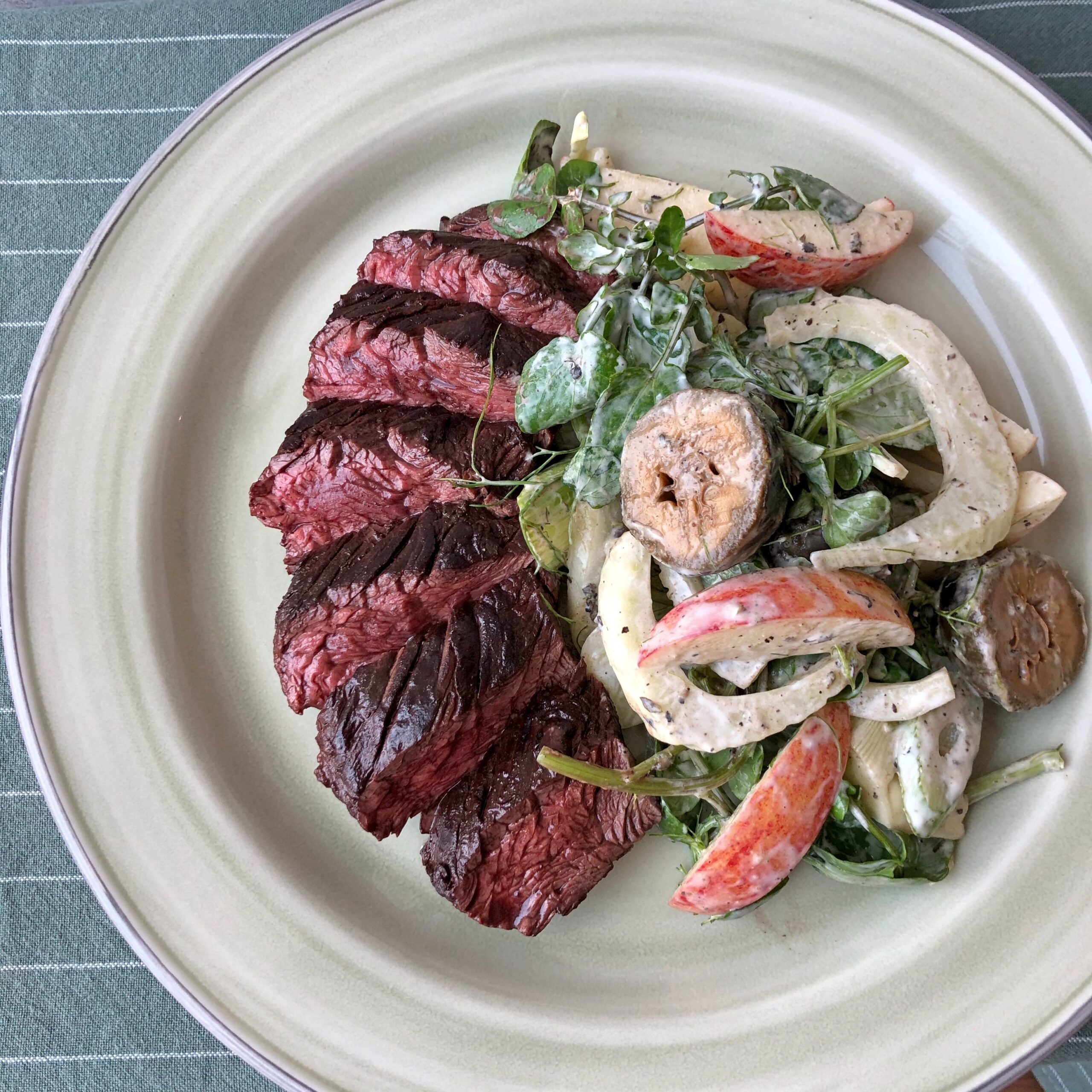 Onglet frotté au cacao et sa salade de noix et de pommes marinées