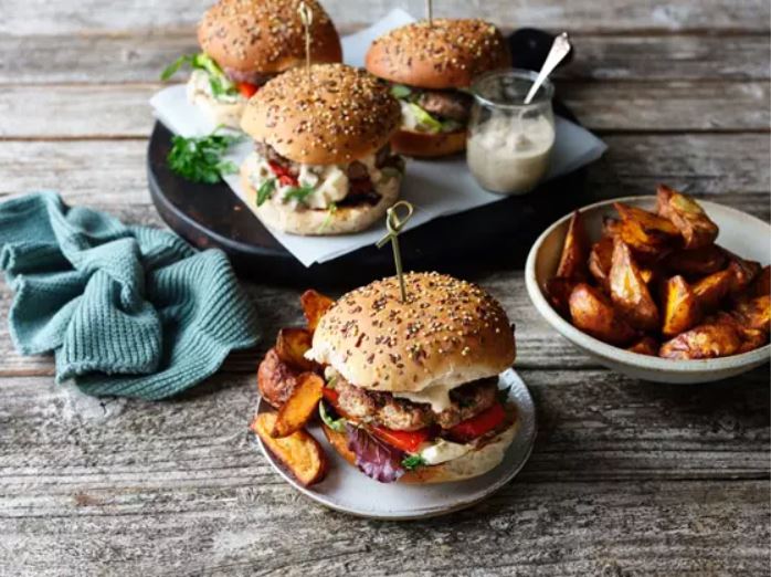 Burger de kofta d’agneau et ses poivrons rouges grillés