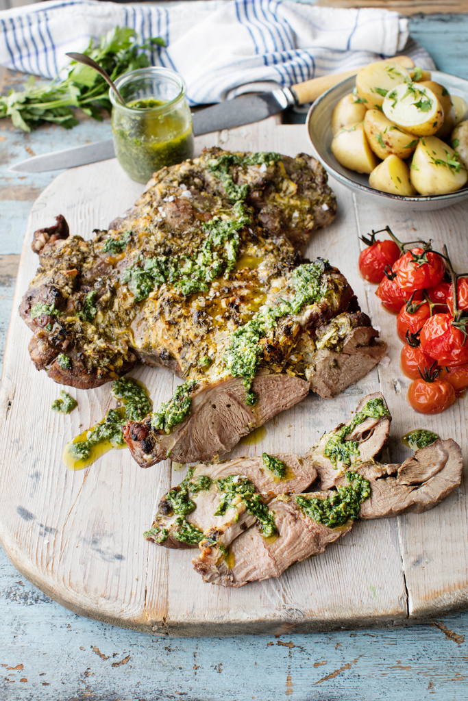 Gigot d’agneau papillon en croûte d’herbes et sa salsa verde