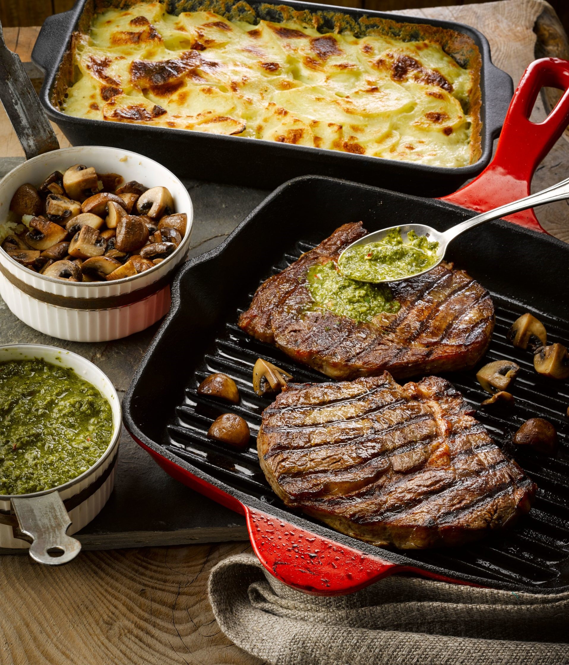 Faux-filets à la sauce chimichurri et pommes de terre à l’ail