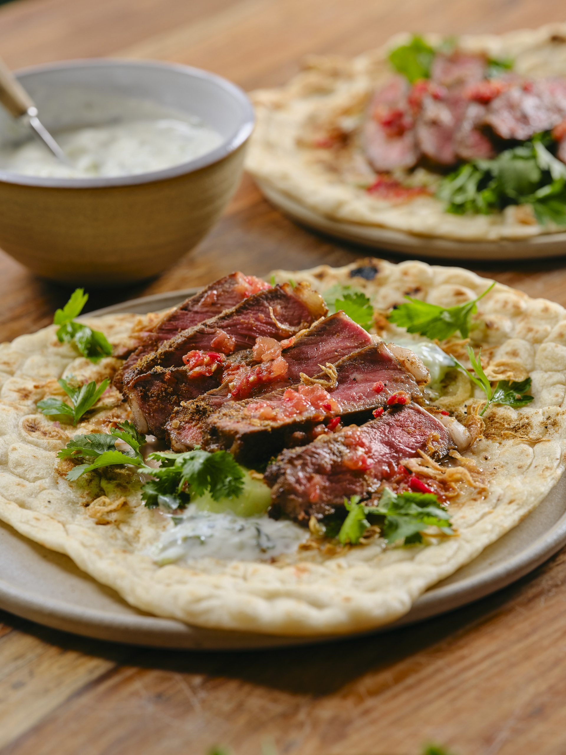 Pains plats garnis de faux-filets épicés au cumin